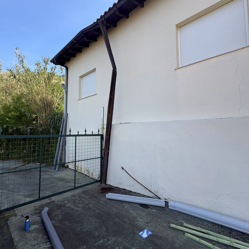 Materiales de aluminio y canalones preparados para su instalación en una obra de San Sebastián.