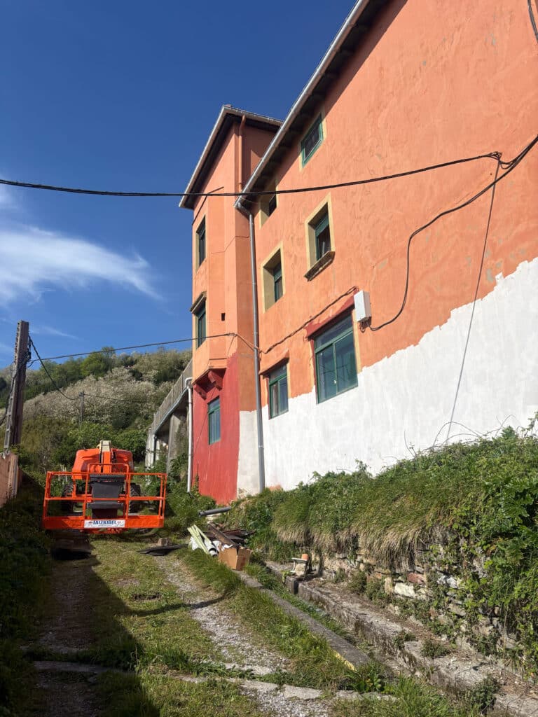 Rehabilitación de una fachada en San Sebastián con grúa elevadora