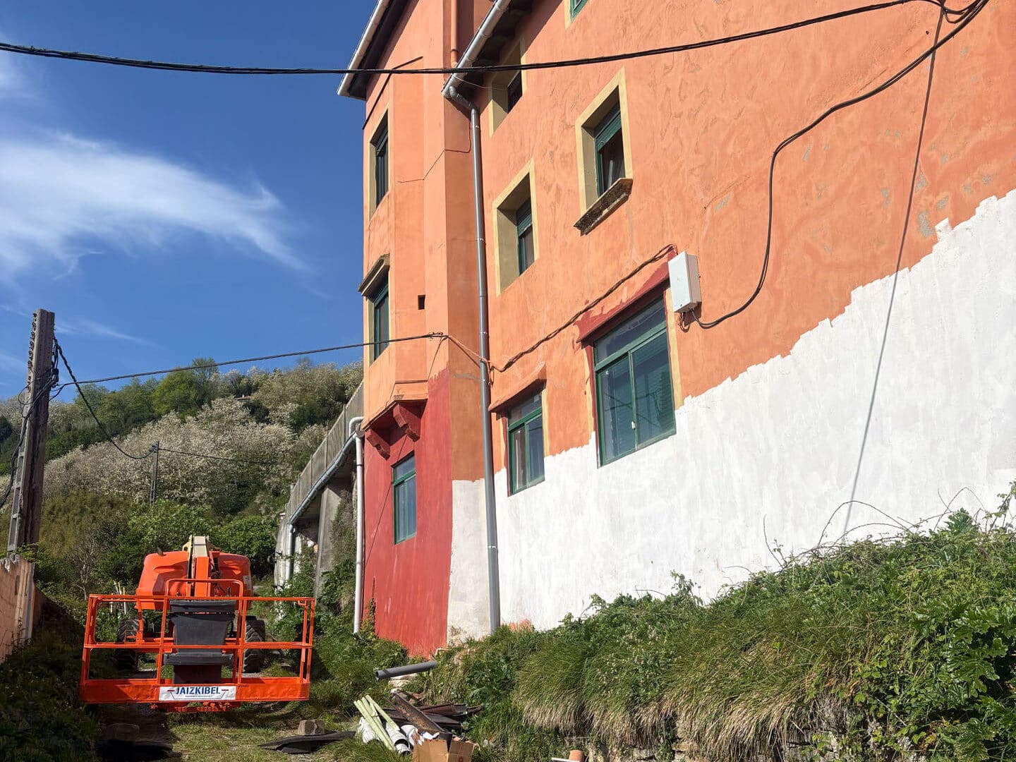 Rehabilitación de una fachada en San Sebastián con grúa elevadora