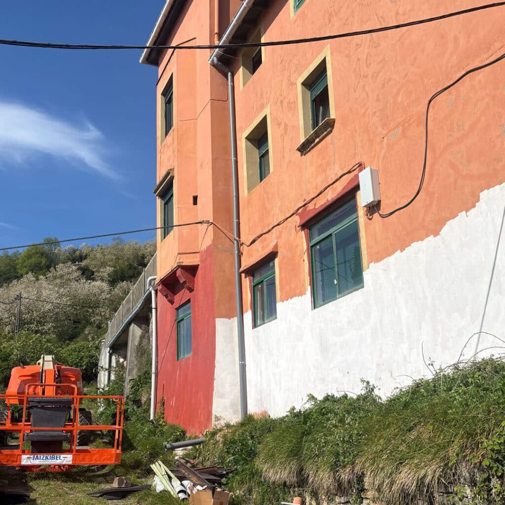 Trabajo de fachada en altura con plataforma elevadora