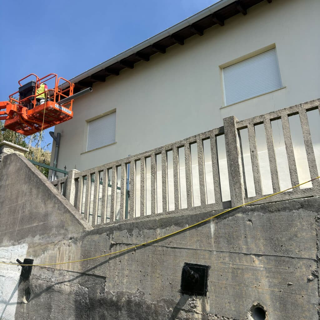 Fachada, aleros y canalones con plataforma elevadora