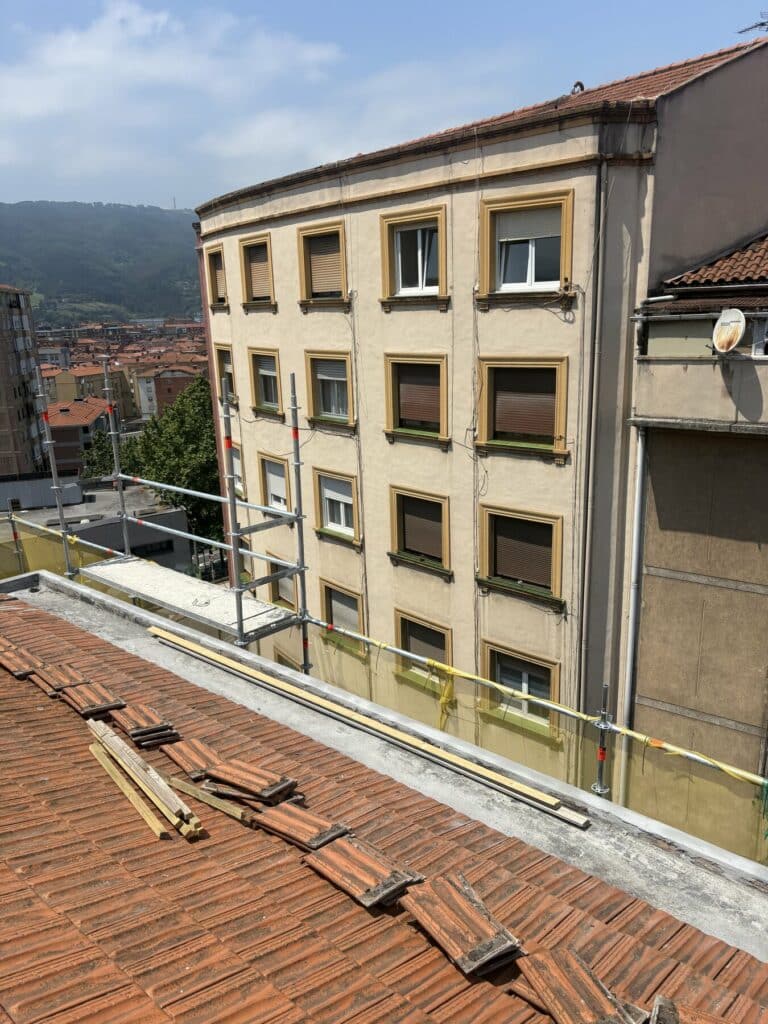 Obra en la cubierta de un edificio de viviendas en Barakaldo, Bizkaia
