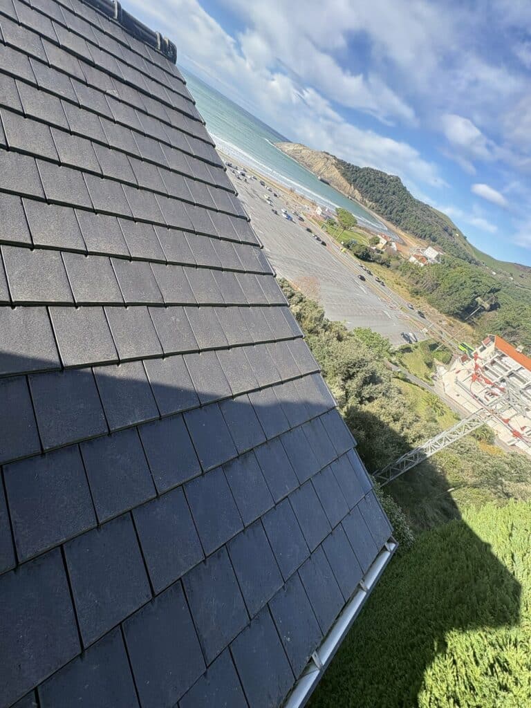 Cubierta de pizarra con cumbrera de caballete en Gorliz, Bizkaia