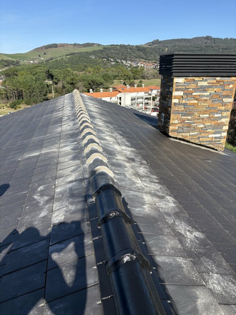 Cumbrera de pizarra con bajante nueva en Gorliz, Bizkaia