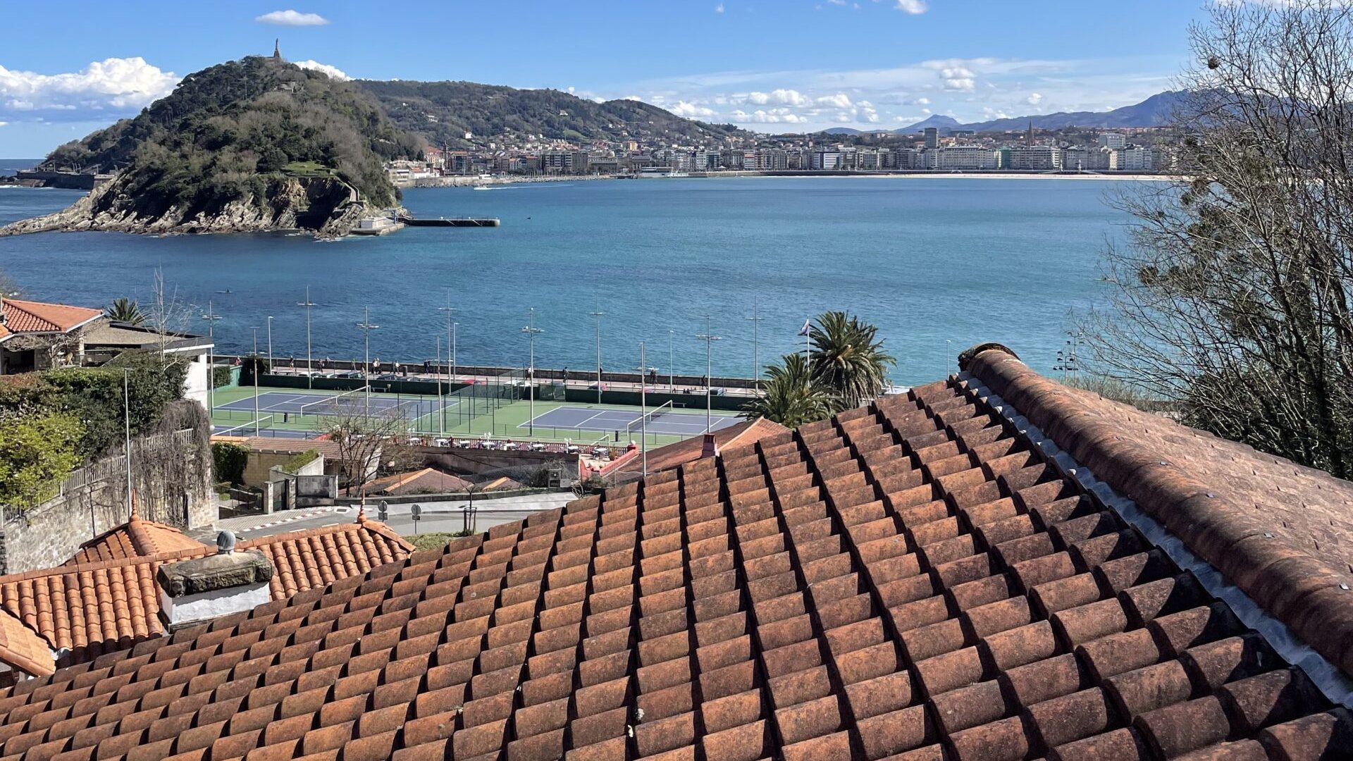 Cubierta rehabilitada por Tejados Mirton con vistas a la bahía de La Concha