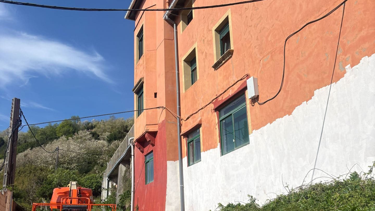 Trabajo de pintura en una fachada de San Sebastián desde plataforma elevadora