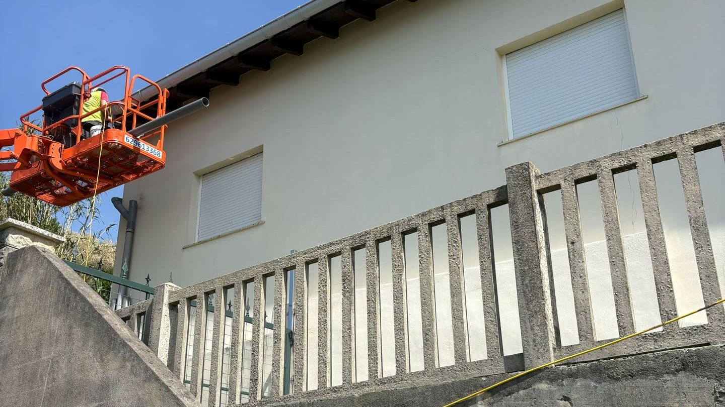 Rehabilitación de fachada en San Sebastián con la grúa elevadora propia de Tejados Mirton