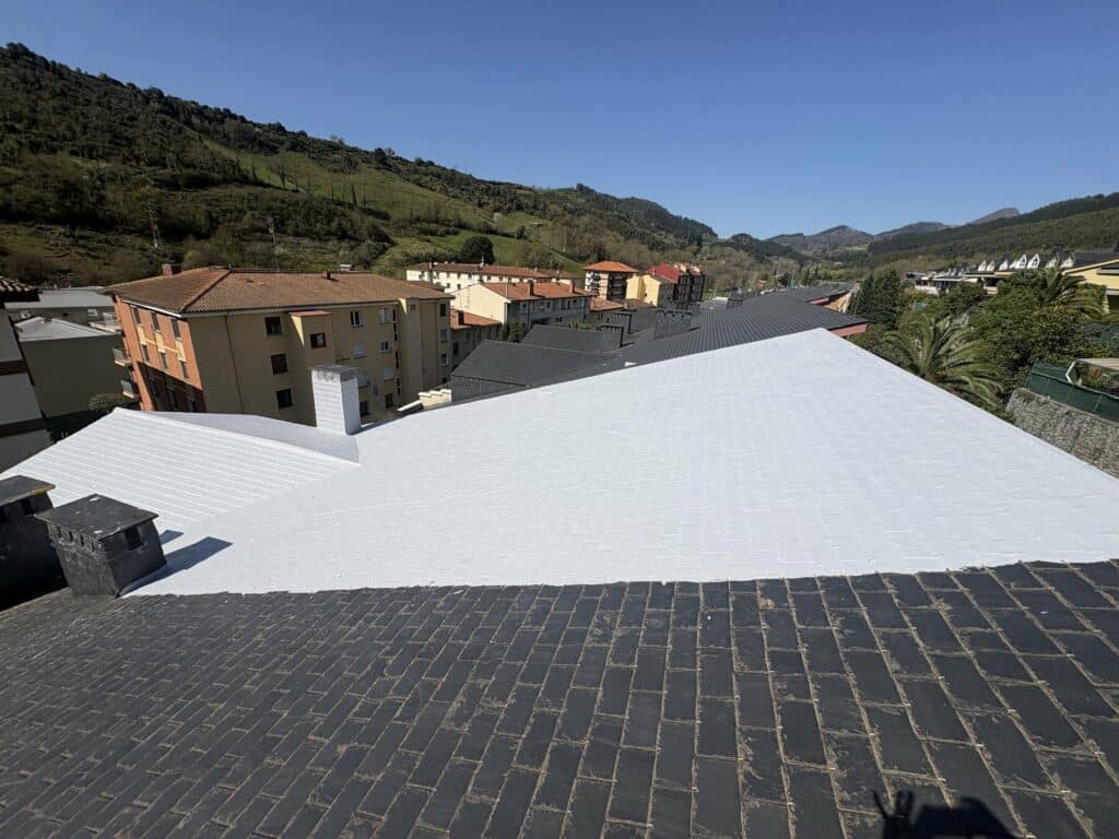 Cubierta plana impermeabilizada con membrana reflectante en Laudio, Álava