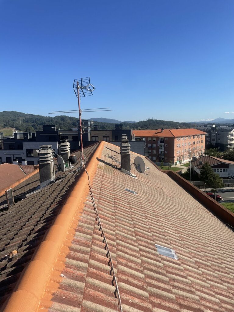 Limahoya y canalón central entre dos faldones de teja en Urduliz, Bizkaia