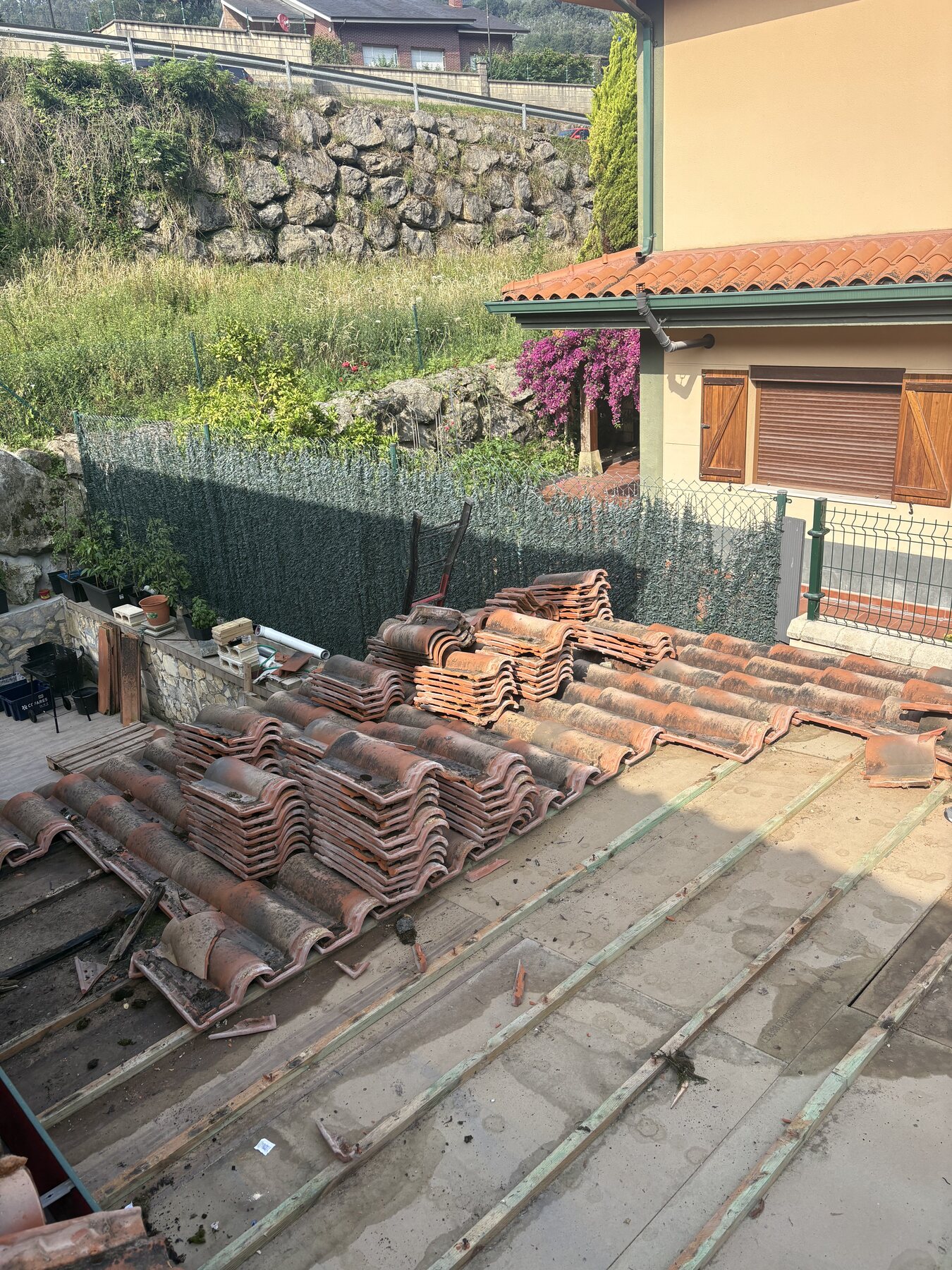 Desmontaje de la teja vieja en un retejado en Castro Urdiales