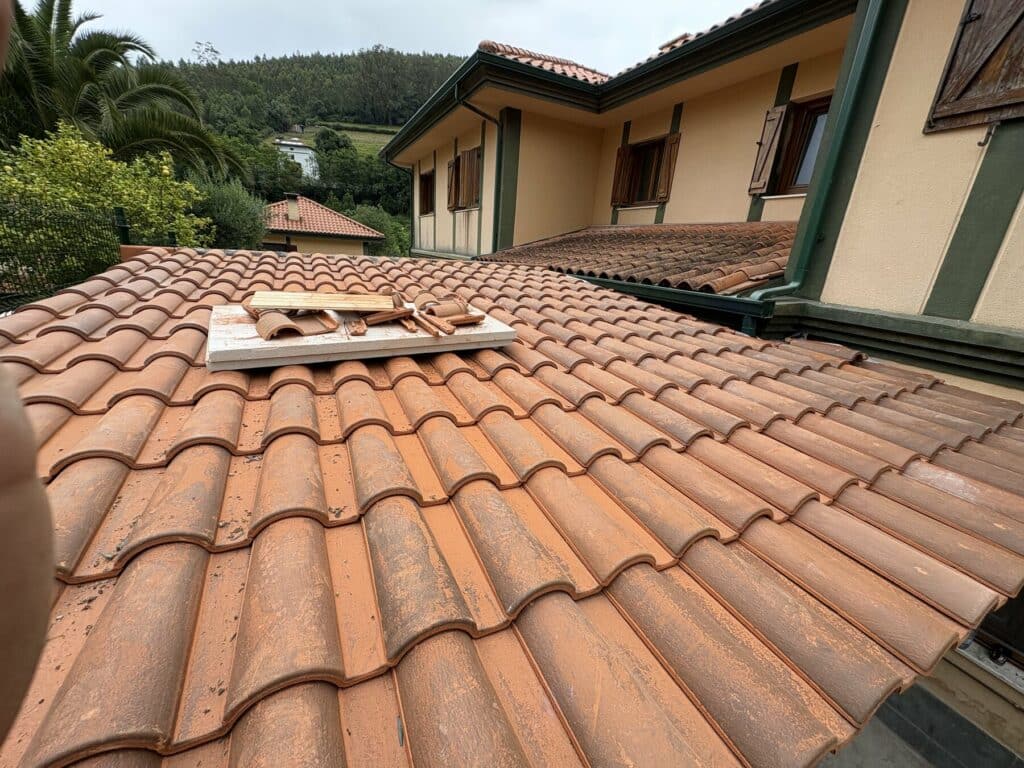Cubierta acabada con teja curva nueva tras un retejado integral en Castro Urdiales, Cantabria