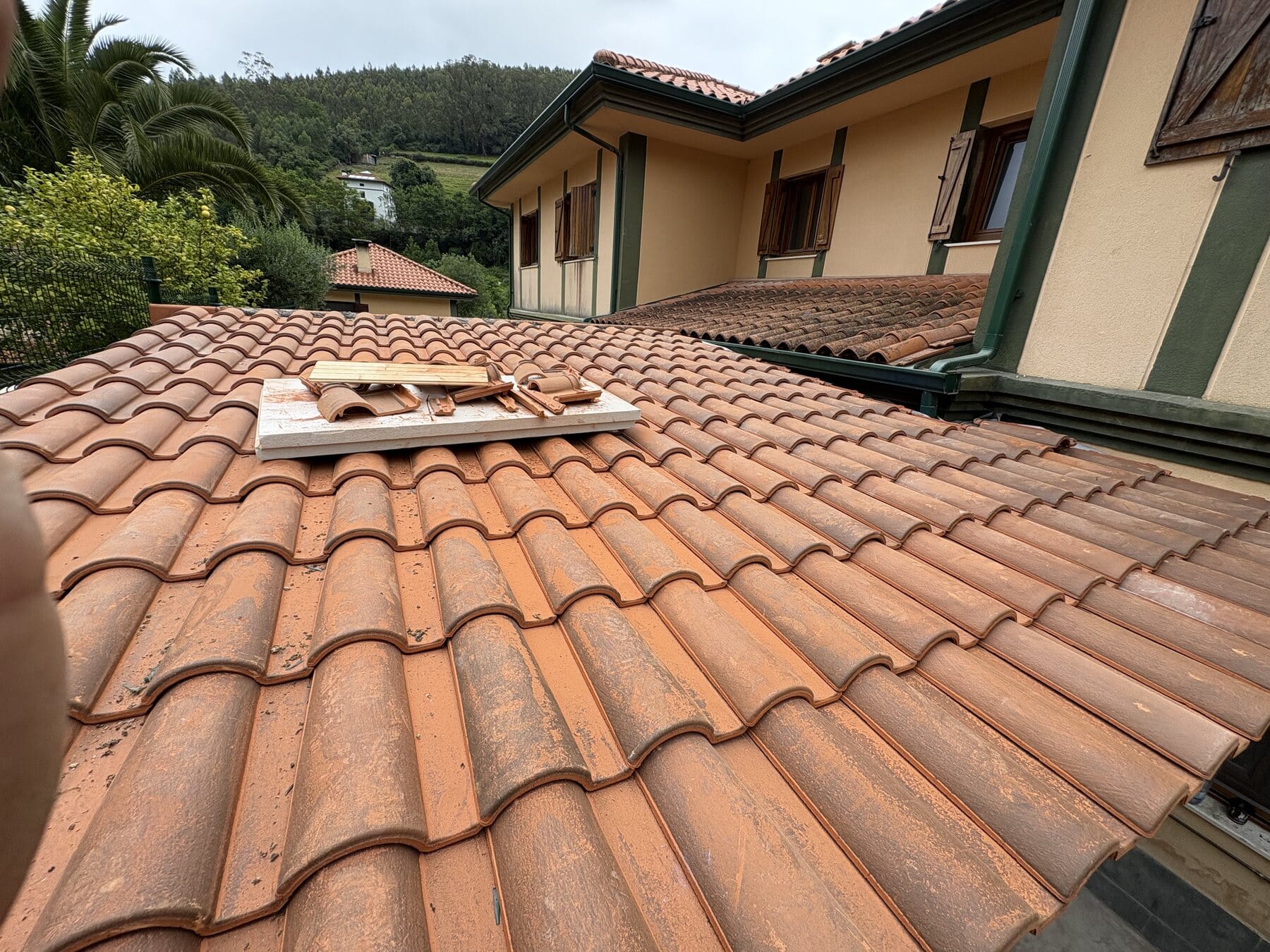 Cuánto cuesta arreglar un tejado (y qué mueve de verdad el precio)