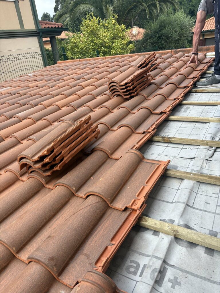 Teja curva nueva repartida sobre la lámina impermeable en Castro Urdiales