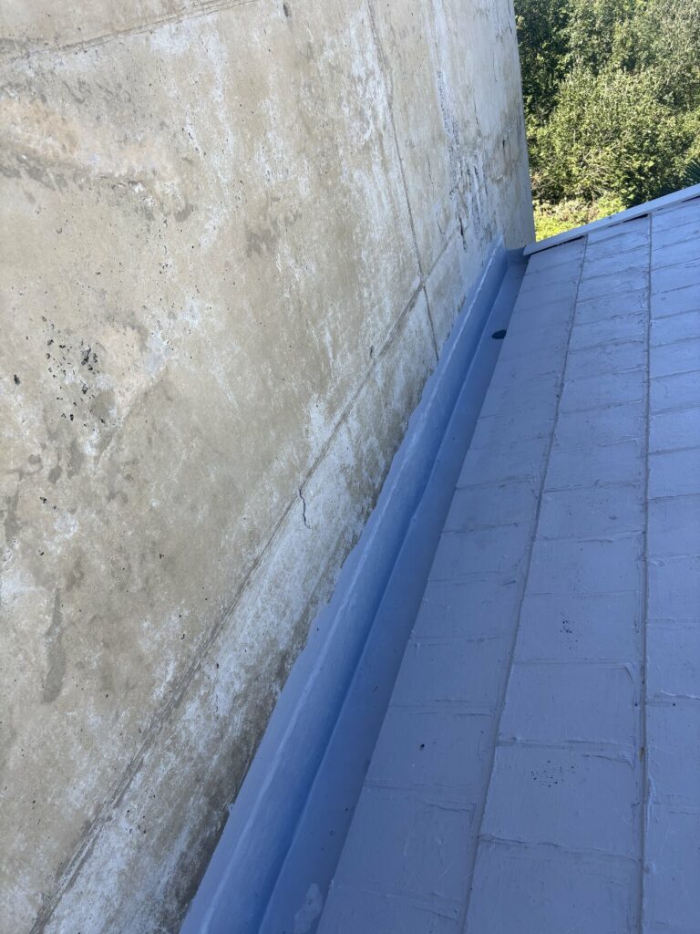 Encuentro entre la cubierta y el muro de hormigón sellado en Donostia