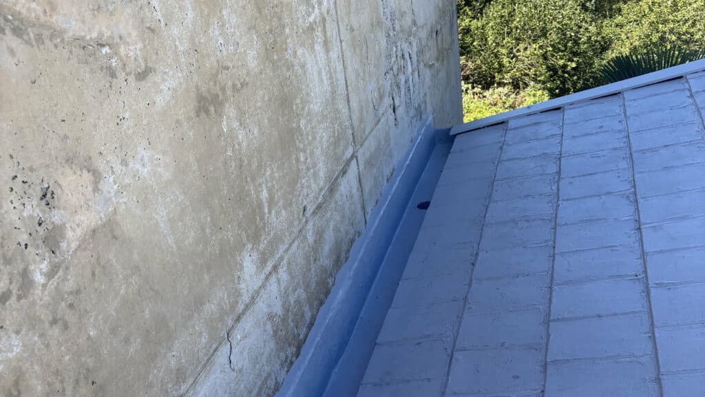 Canalón terminado tras la impermeabilización, en Donostia