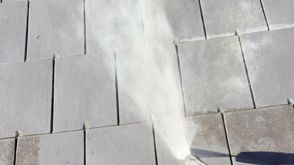 Lanza de agua a presión limpiando la cubierta de un edificio en Donostia