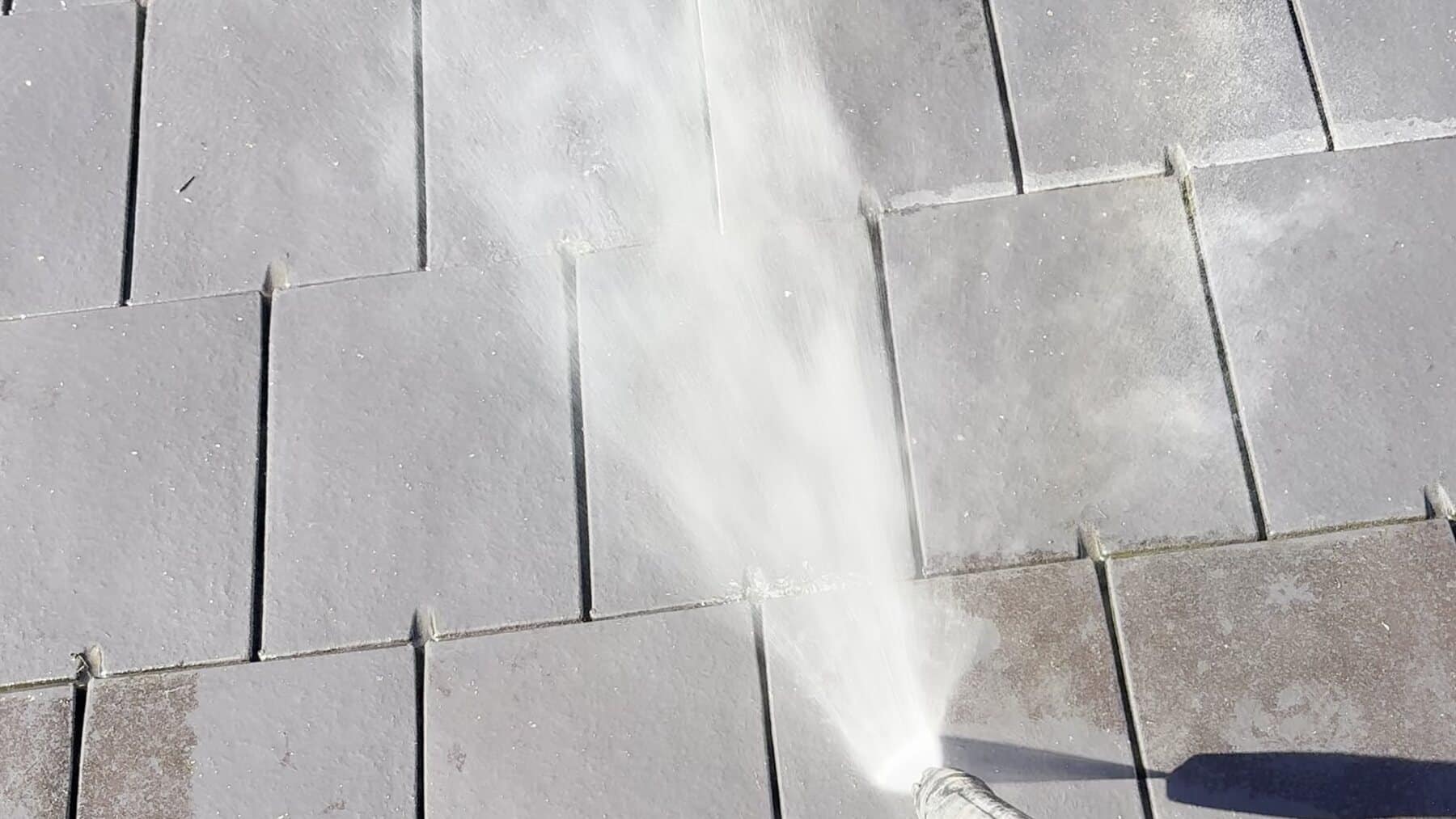 Limpieza de un tejado con agua a presión en Donostia